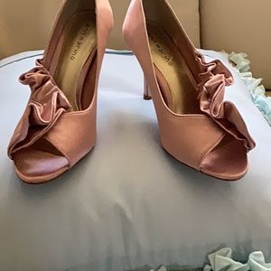 Mauve satin shoes size 6.5. New without tags.